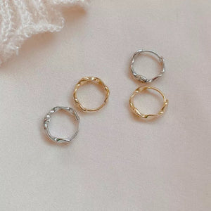Small Twist Huggies